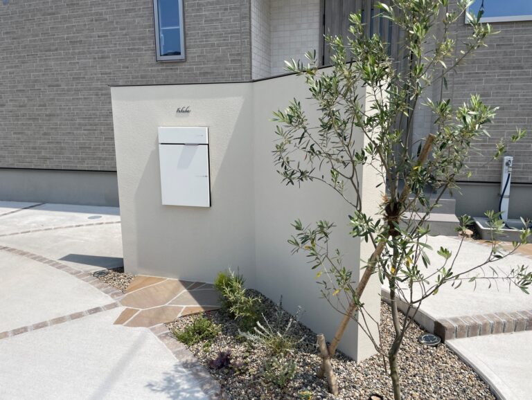 江津市 外構工事 門壁と植栽を取り入れたエントランス