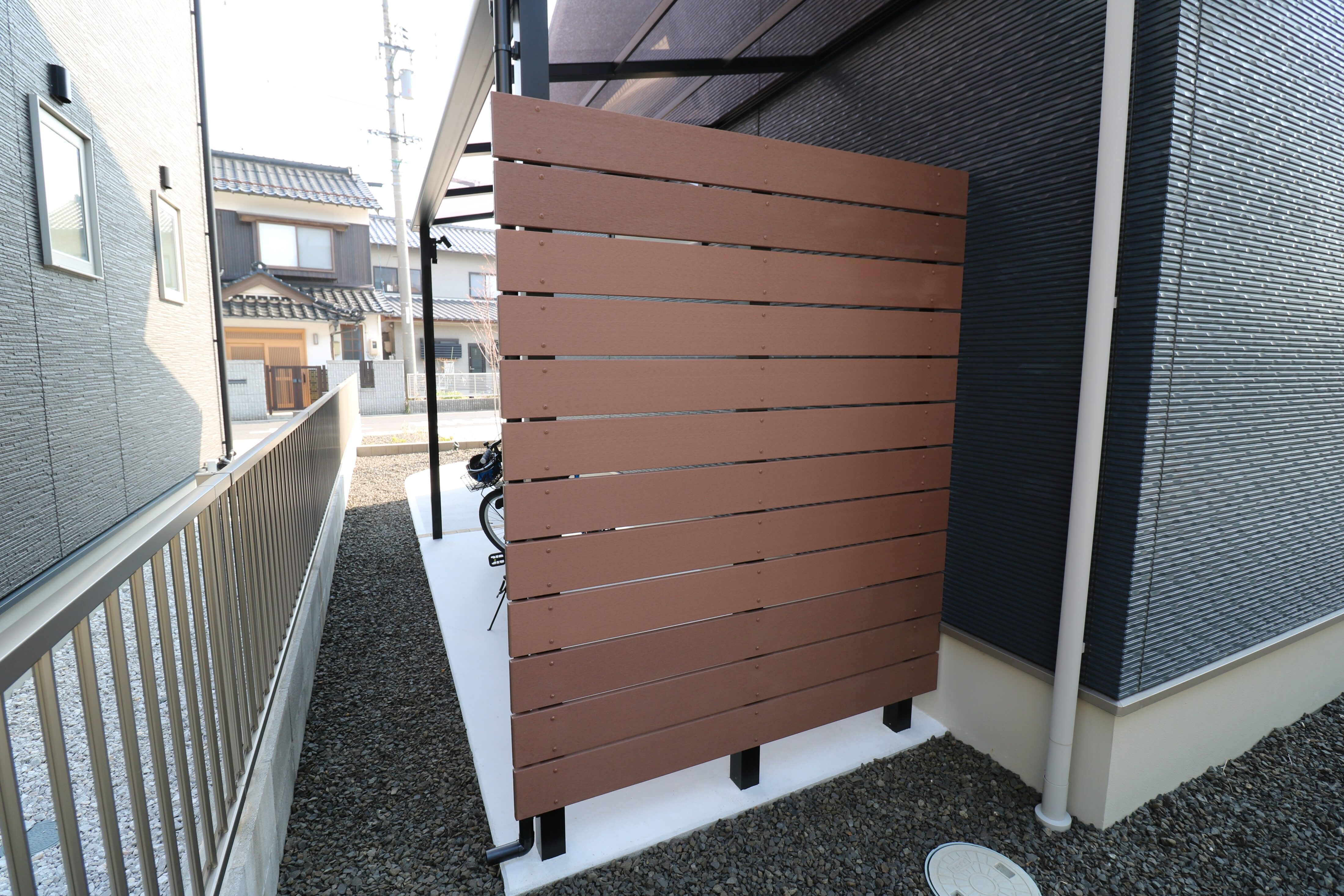 江津市 外構リフォーム 木目調フェンスで囲った自転車置き場