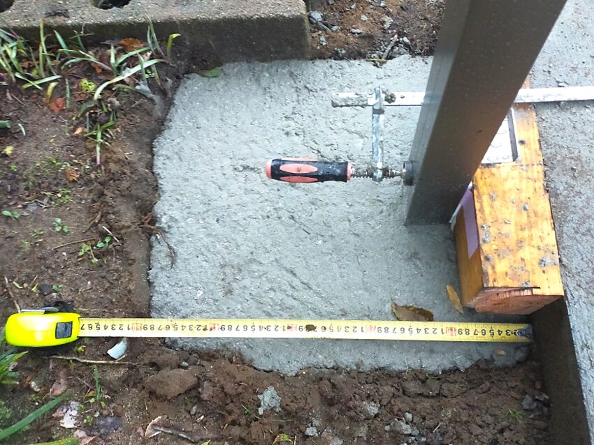 江津市 外構リフォーム フェンスを支える基礎部分の施工