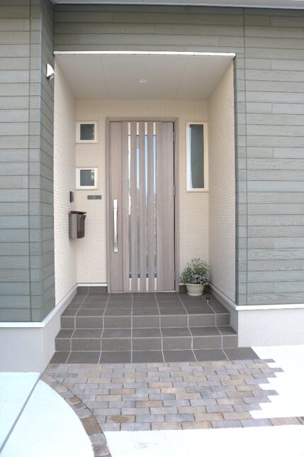 江津市 玄関アプローチ 外構リフォーム 門柱とタイルの施工写真