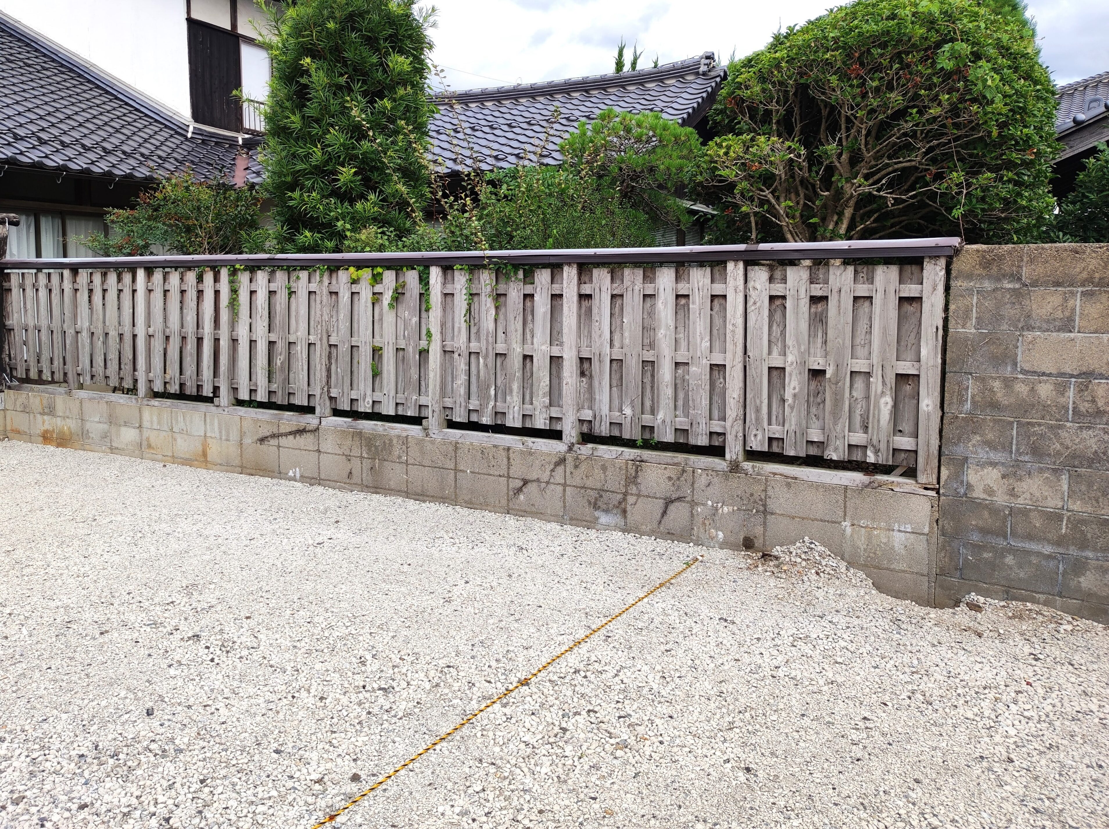 江津市 外構リフォーム 倒壊の危険がある老朽化した木製フェンス