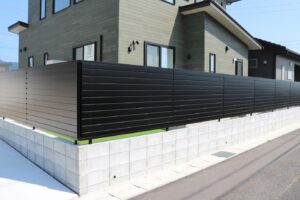 江津市で施工した完全目隠しフェンスと人工芝の庭